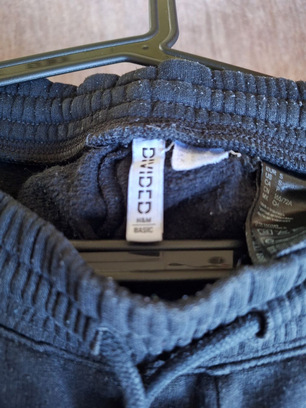 H&M Pantaloni: H&M Sweathose, Schwarz mit Streifen, Grösse S – Usato da Aesch BL venduto da sar_j59l 2