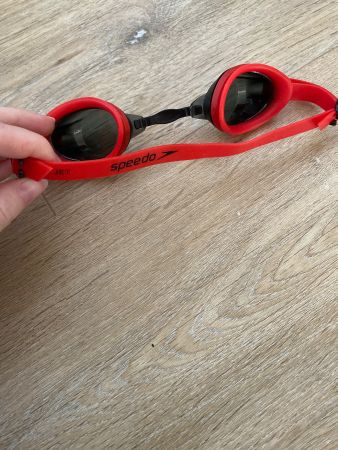 Speedo Schwimmbrille rot, top Zustand, Sommer-Ready!