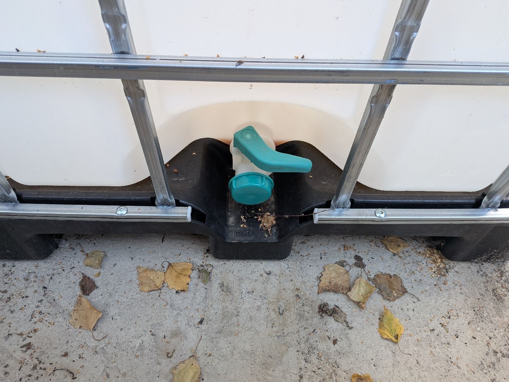 Abbeveratoi e trogoli: IBC Container 1000L mit Hahn gebraucht 2 Stück  – Usato da Schüpbach venduto da nando.moser 3