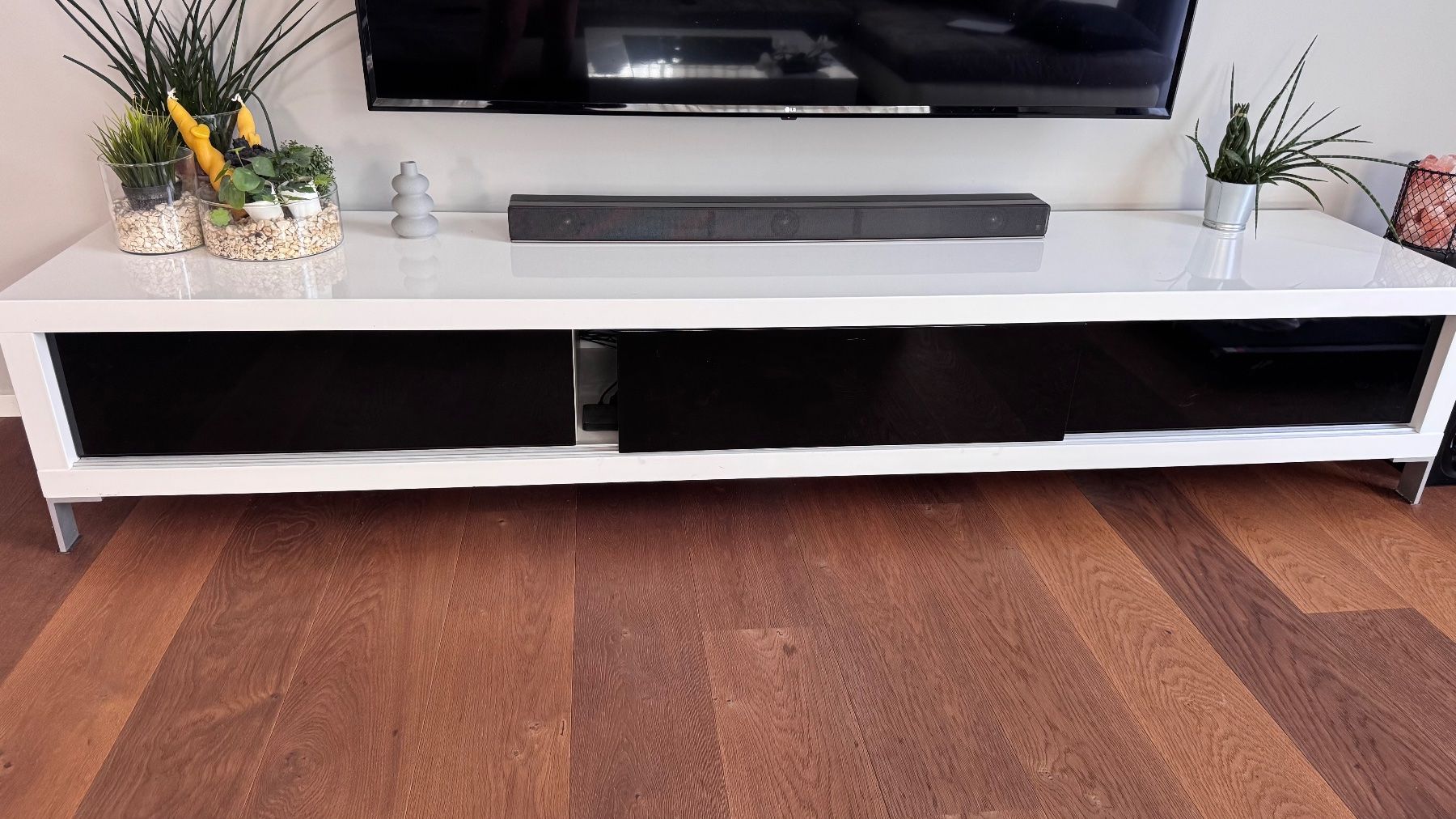 TV Möbel: Weisses TV-Möbel mit schwarzen Schubladen – Gebraucht aus Engelburg von tan_6h9y