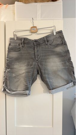 Graue Jeans, Grösse L - Lässiger Look für den Sommer