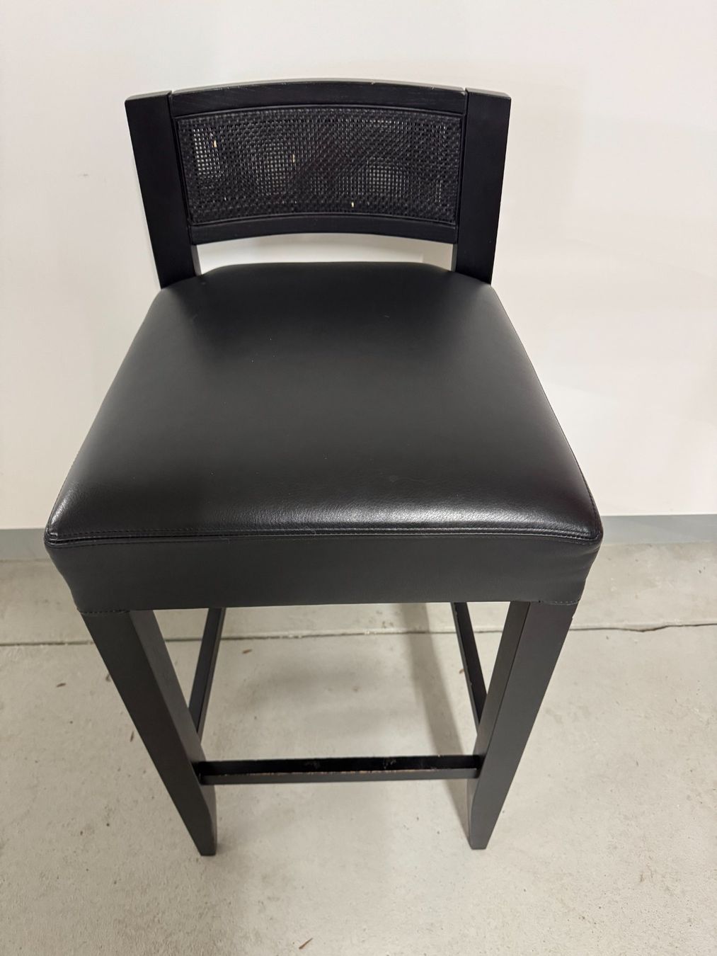 Hochstühle: elegant black bar stool – Gebraucht aus Gsteig b. Gstaad von Auctionly 1
