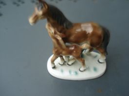 Schöne altes Porzellanpferd mit Fohlen, H ca 13 cm