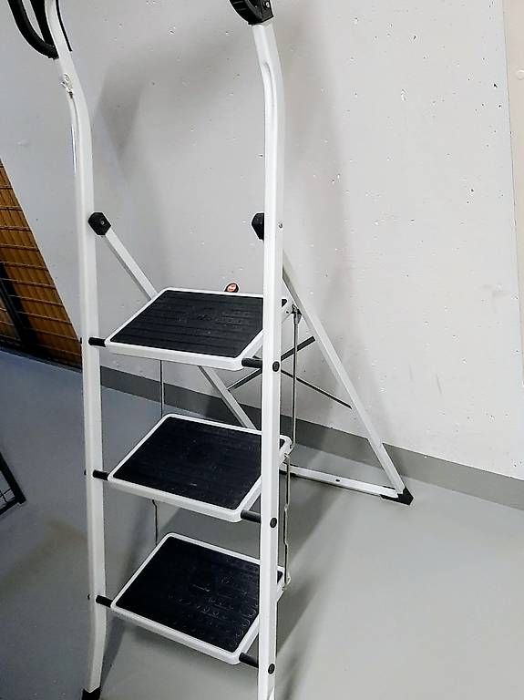 Echelles: Escabeau pliant blanc – D'occasion à lausanne par bluestone02