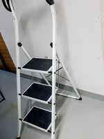 Escabeau pliant blanc