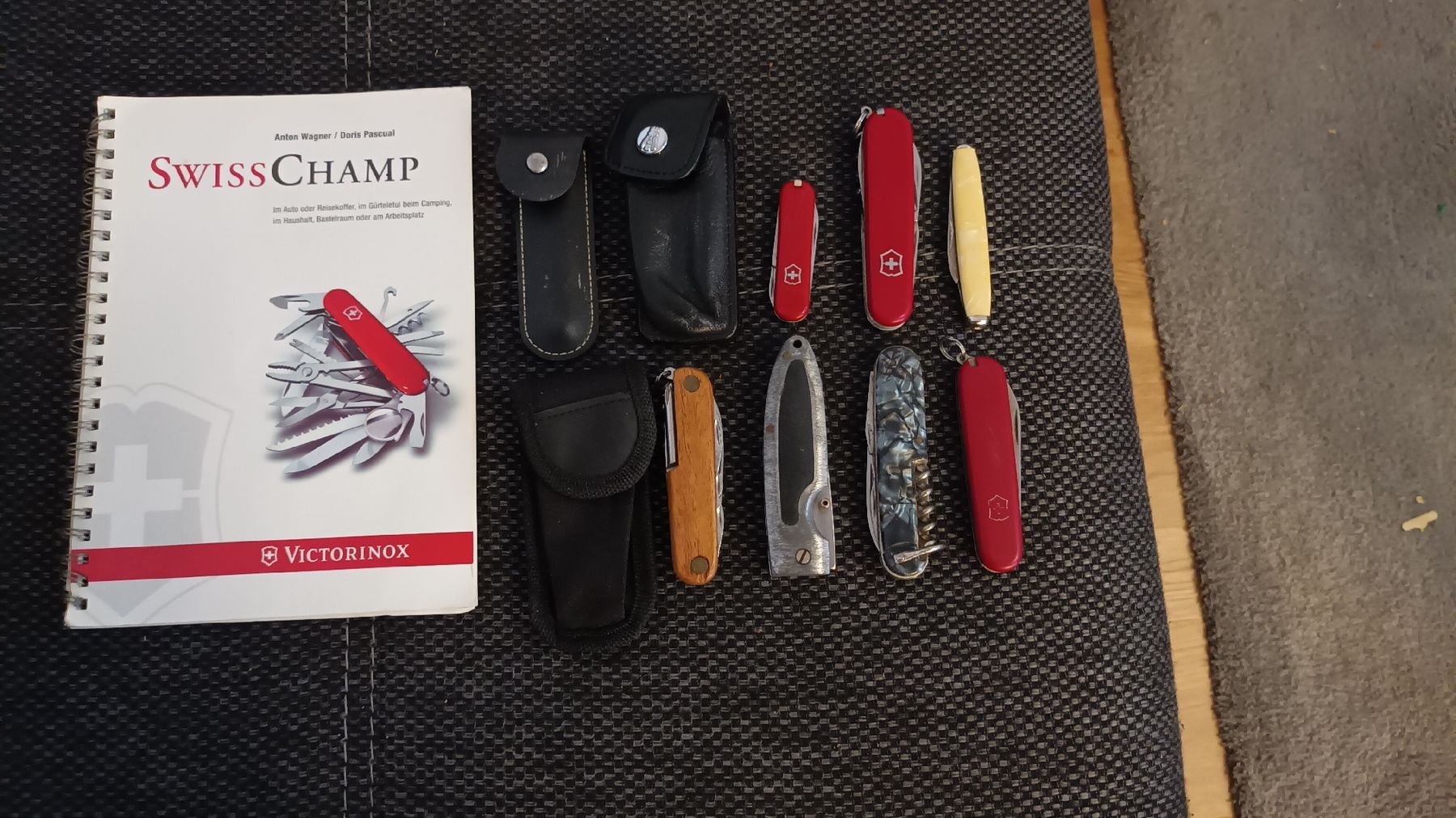 Victorinox Couteaux de poche: 7 Sackmesser+3Etui+Victorinoxbuch – D'occasion à chur par erika025