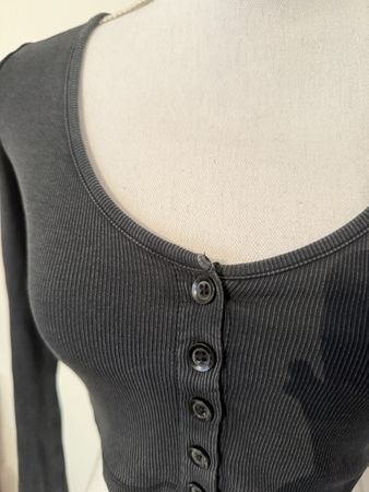 Haut top noir côtelé à boutons - Élégant et confortable