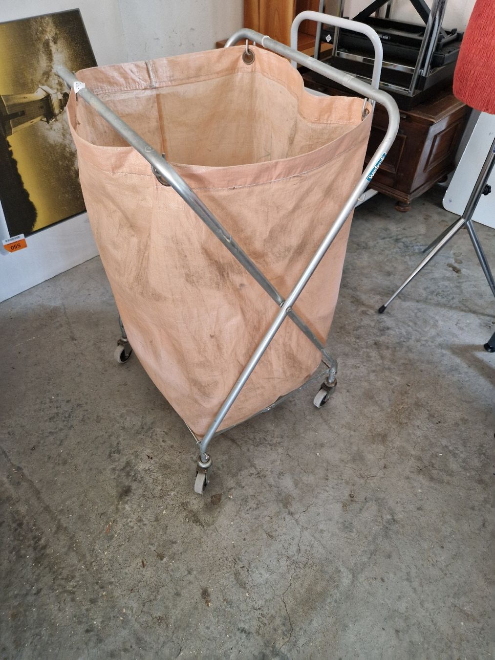 Cestini per rifiuti: Wäsche oder Abfallkorb auf Rollen Metall rosa Sack – Usato da Mörigen venduto da Clio111 1