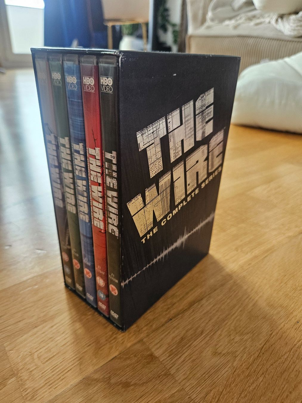 Tutti i DVDs: THE WIRE Komplettbox Staffel 1-5 – Usato da Kilchberg ZH venduto da Richard_