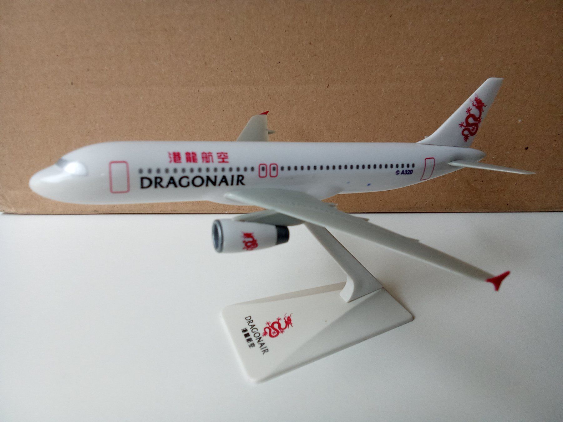 Airbus Kit di modellismo & Modellini statici: Flugzeugmodell A 320 der DRAGONAIR – Usato da Bilten venduto da Bora3