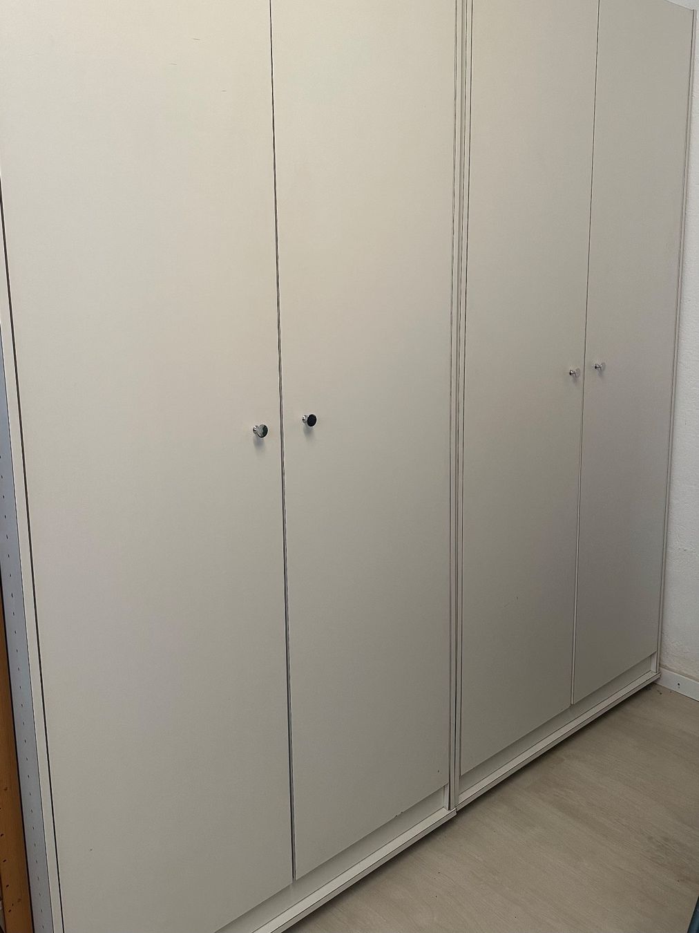 Schränke: Kleiderschrank (4-teilig). – Gebraucht aus Zürich von Toftegaard