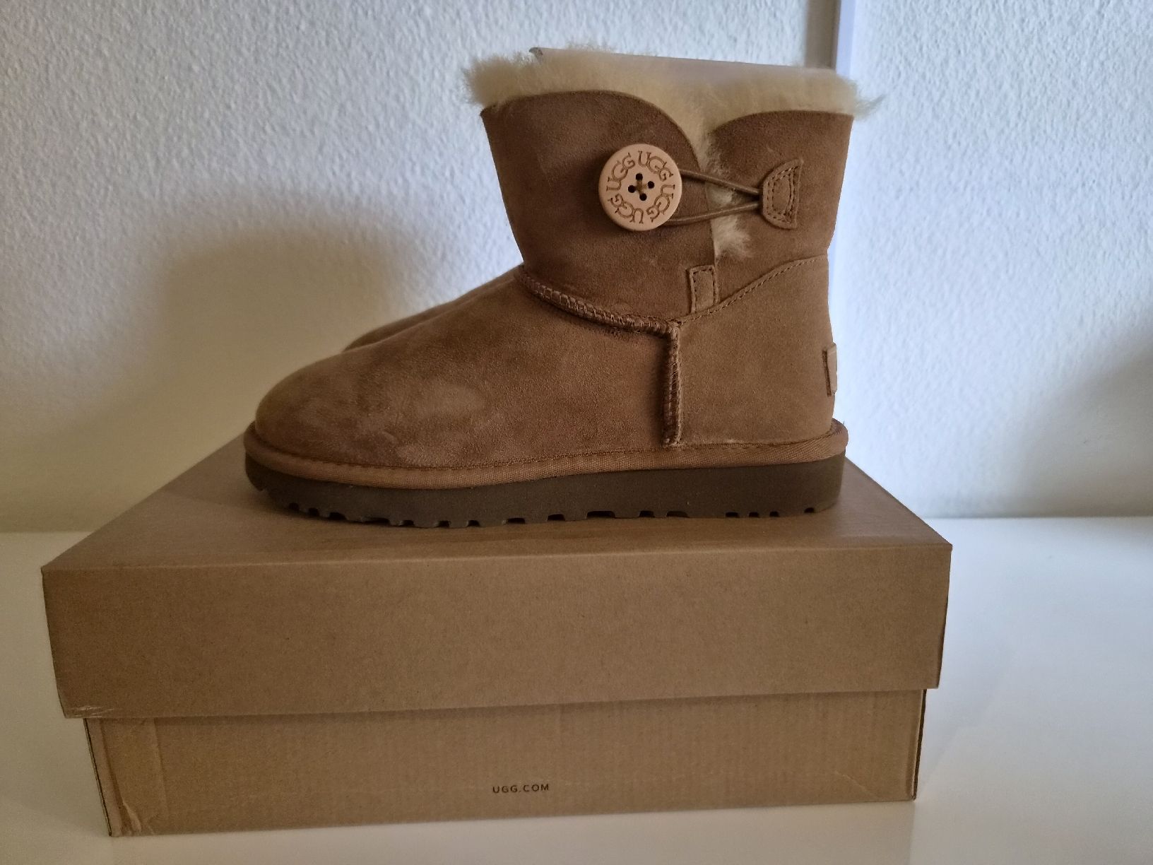 Ugg Damenschuhe: UGG Mini Bailey Button - Grösse 38 – Neu und originalverpackt aus Reinach BL von sunny2014