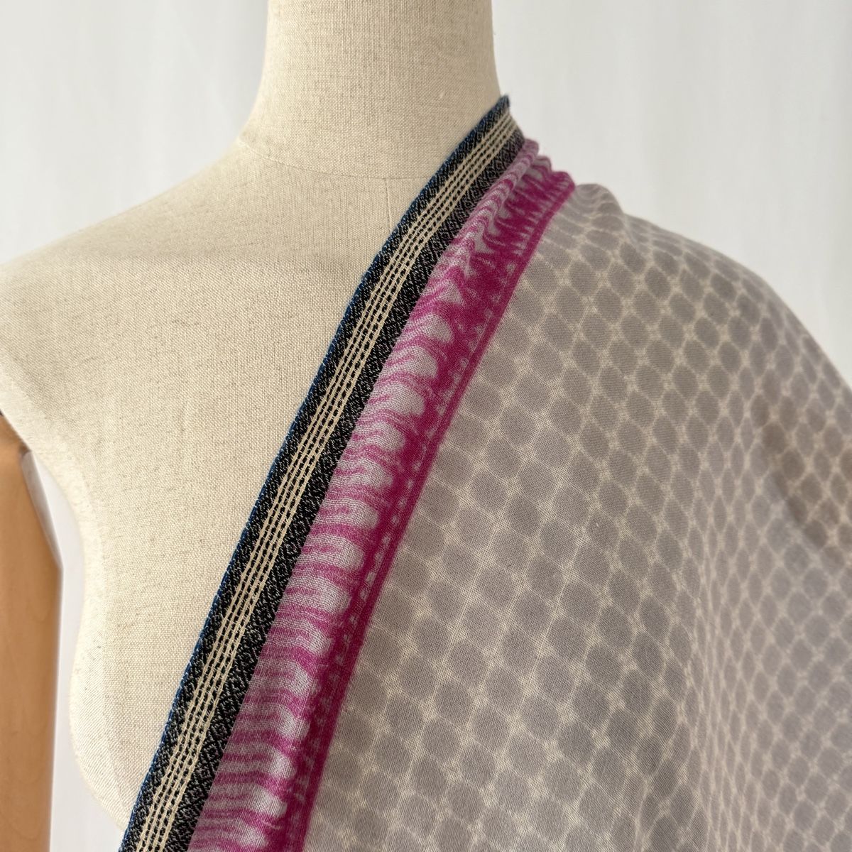 Foulard & Sciarpe: INOUI Wool & Silk Scarf – Nuovo (secondo la descrizione) da Emmen venduto da Colette-Juliette 4