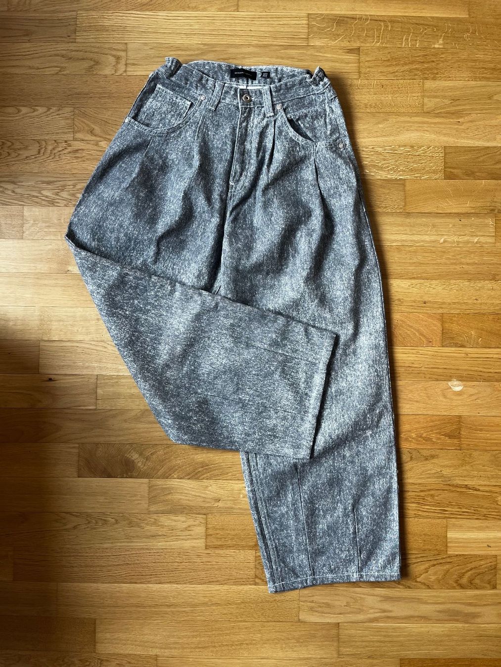 Bershka Pantaloni: Pantalon effet Jeans très large – Usato da La Tour-de-Trême venduto da lol_85kj
