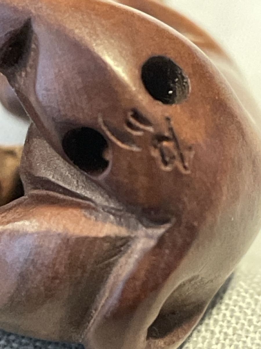 Statuette: Netsuke Holz, sitzendes Tier mit Korb, signiert – Usato da Embrach venduto da Gauvain1 5