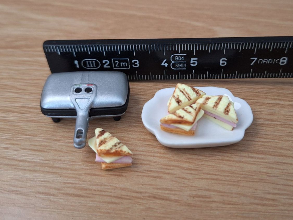 Case e mobili per bambole: Puppenhaus Grill Sandwich Set – Nuovo (secondo la descrizione) da Zürich venduto da HandmadeTinyFood 1