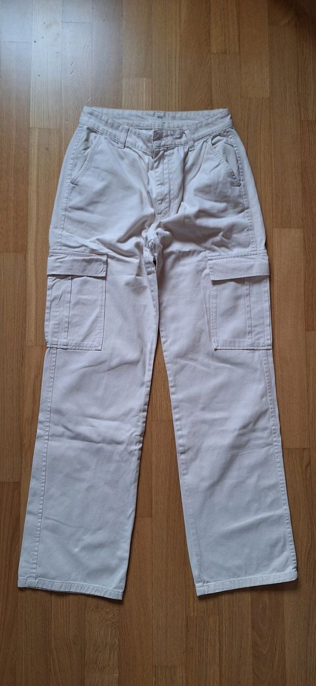 Stradivarius Pantaloni: Stradivarius, pantalon cargo, écru – Nuovo (secondo la descrizione) da Lussery-Villars venduto da pousinete02