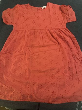 Sommerliches Kleid mit Lochmuster, Gr. 10, Hummerfarben