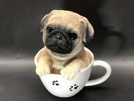 Hund / Welpe in Tasse / Polyresin - ca. 14.5cm hoch