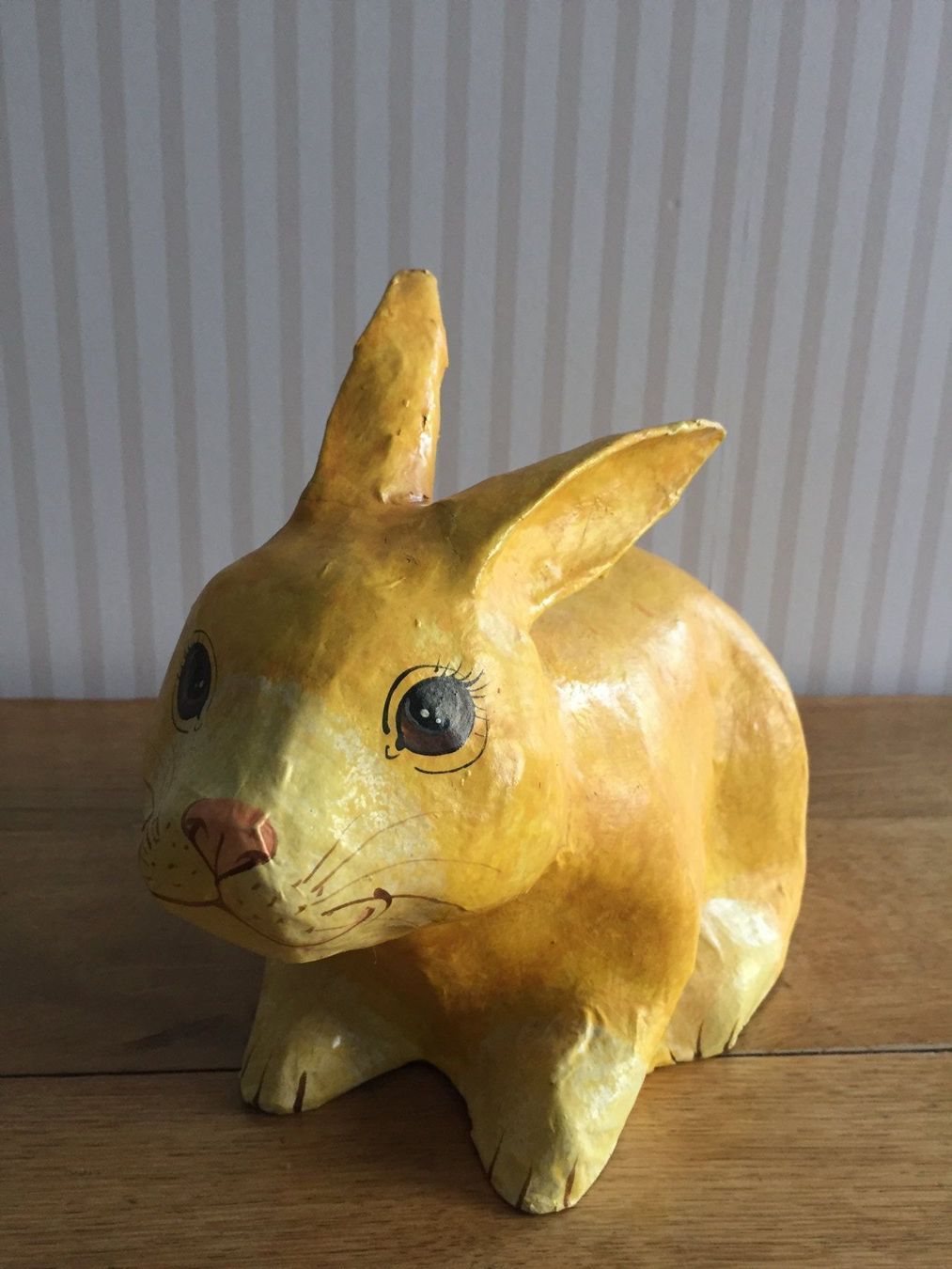 Tutte le decorazioni: Un lapin jaune en papier maché – Usato da Basel venduto da Lancer4 1