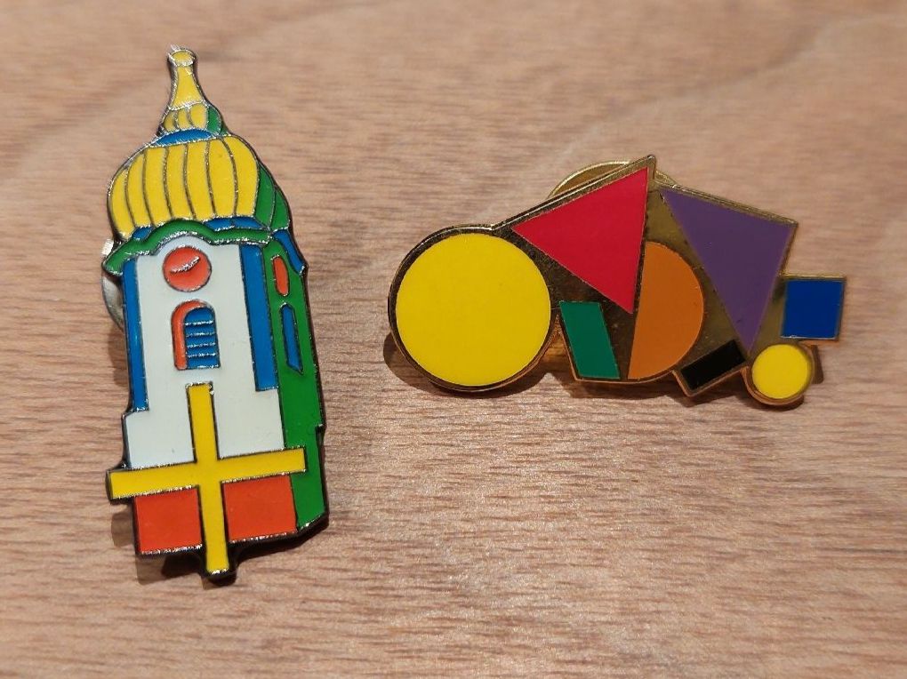 Placchette & Badge: 2 kunstvolle Pins – Usato da Brunnen venduto da Livianda