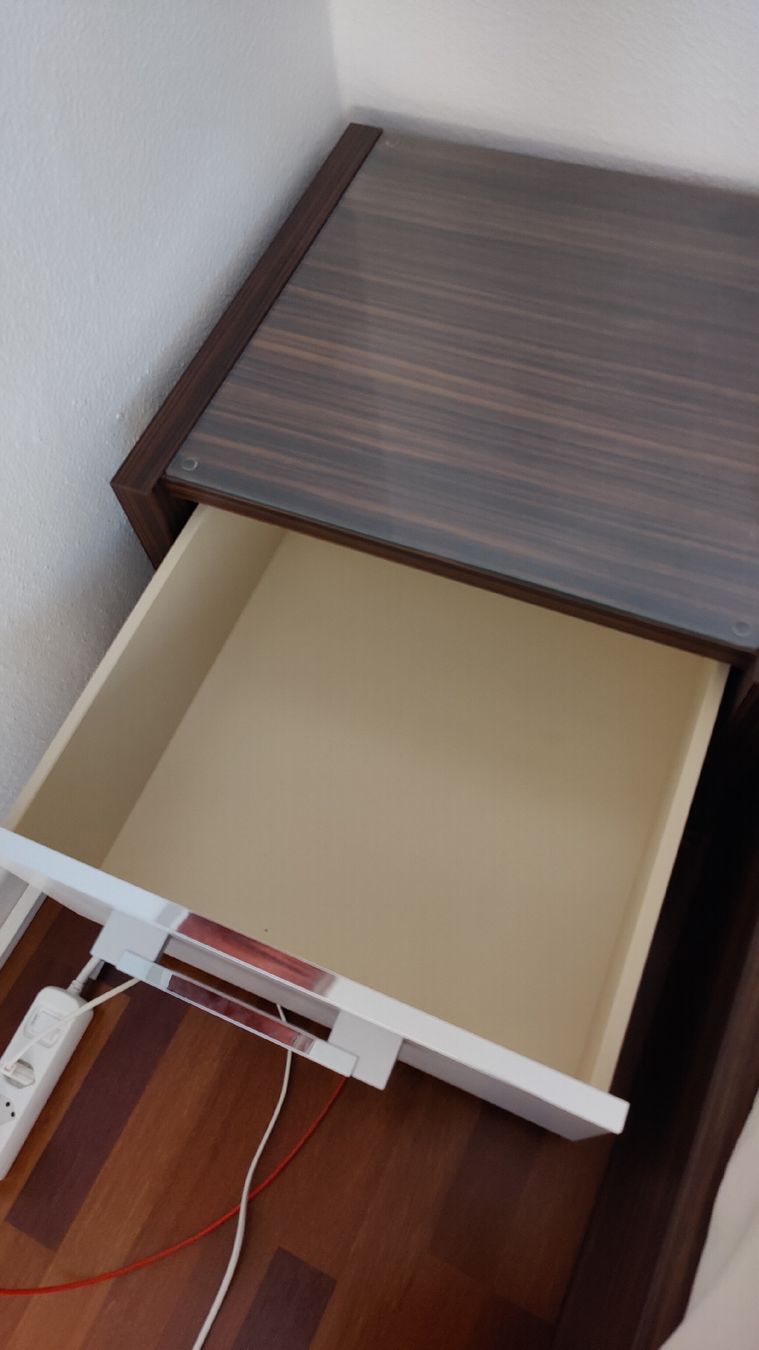 Tables de nuit: Bedside table with dark wood and white drawer – D'occasion à Zürich par somma_gio 1