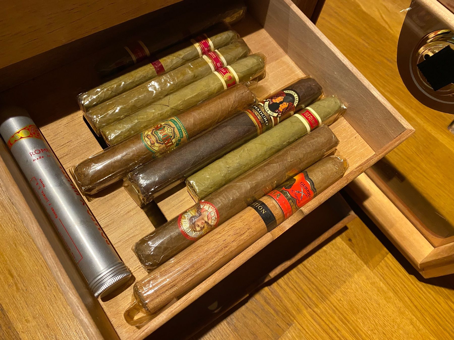 Humidor per sigari: Humidor mit alte Zigarren – Usato da Bösingen venduto da Trigusik
