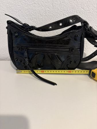 Tasche schwarz Lackleder Damen neuwertig