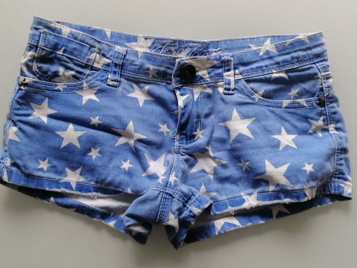 Tally Weijl Pantaloni: Hot-pants blau mit weissen Sternen – Usato da Biel/Bienne venduto da M.D.C
