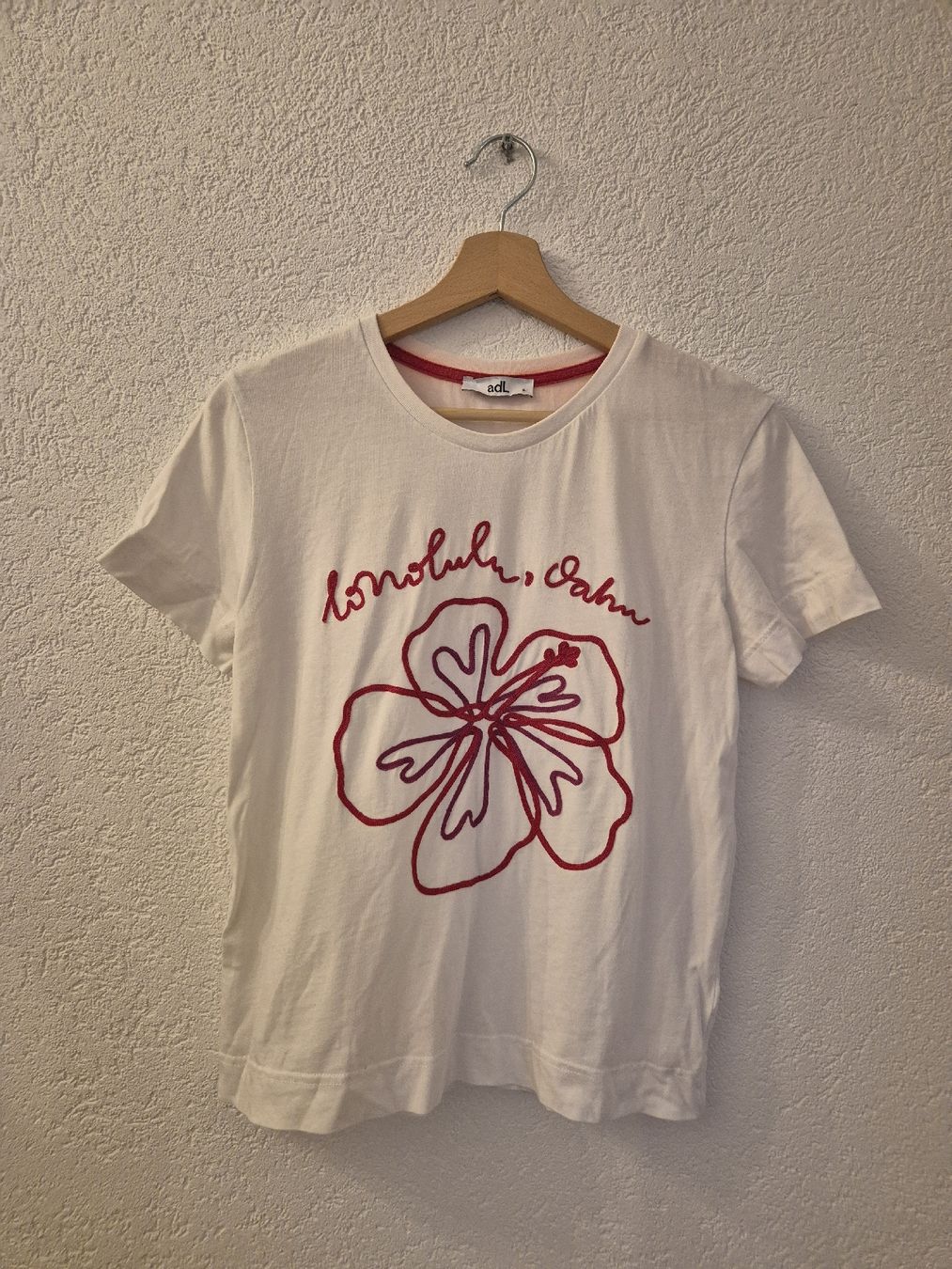 T-shirts: T-shirt blanc à motif rouge – D'occasion à Neuchâtel par Cor4