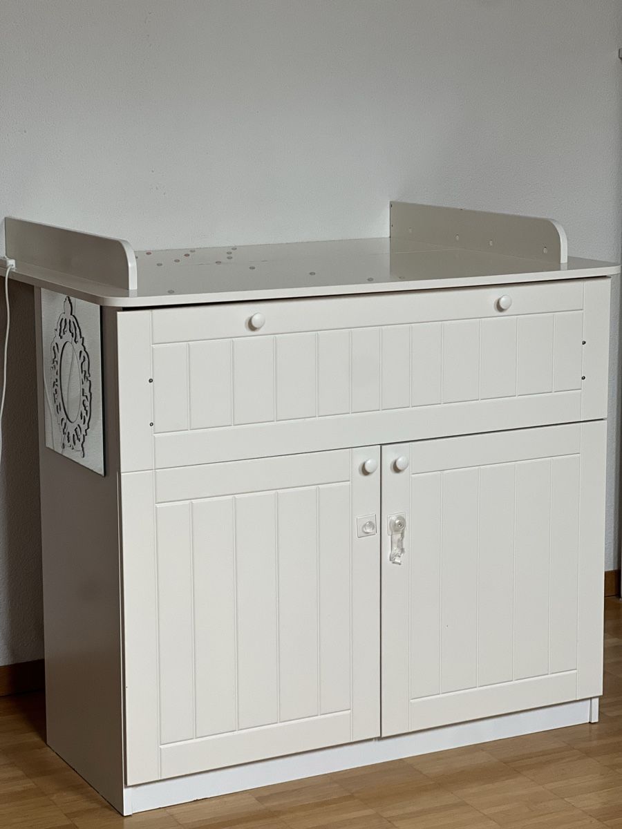 Wickeltisch & Zubehör: Changing Table with Storage. White. – Gebraucht aus Watt von rmt07