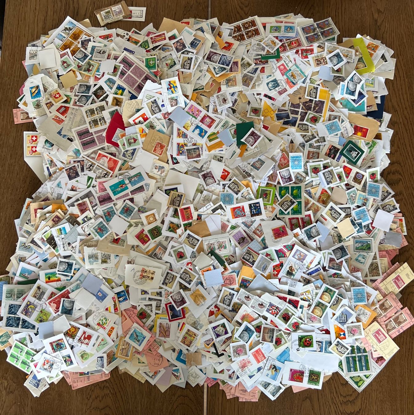 Tutti i francobolli: 4,2kg inkl. Schachtel Schweizer Briefmarkenabschnitte – Usato da Braunau venduto da Desil2511