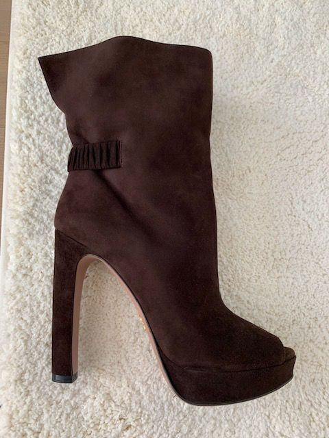 Scarpe da donna: Prada brown suede ankle boots – Usato da Dallenwil venduto da ZD2019