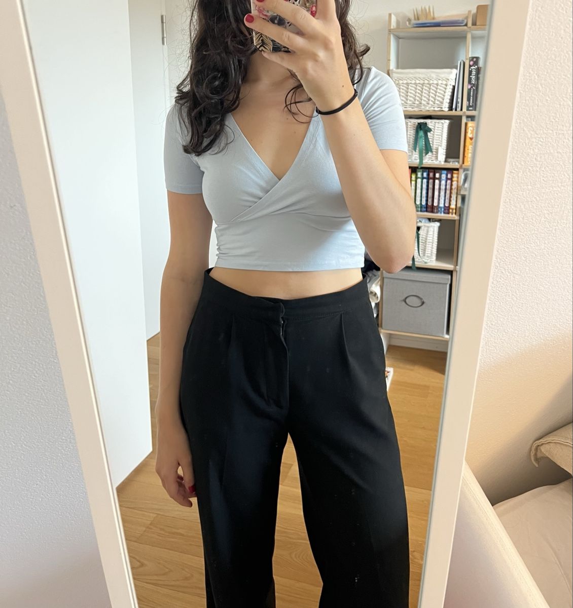 Top: Blaues Crop Top mit V-Ausschnitt – Nuovo (secondo la descrizione) da Frauenfeld venduto da vik_d96k