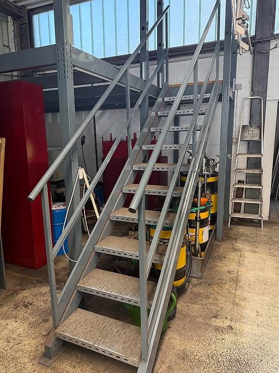 Scale: Metalltreppe von einer Lagerbühne – Usato da Rüti ZH venduto da Msuri