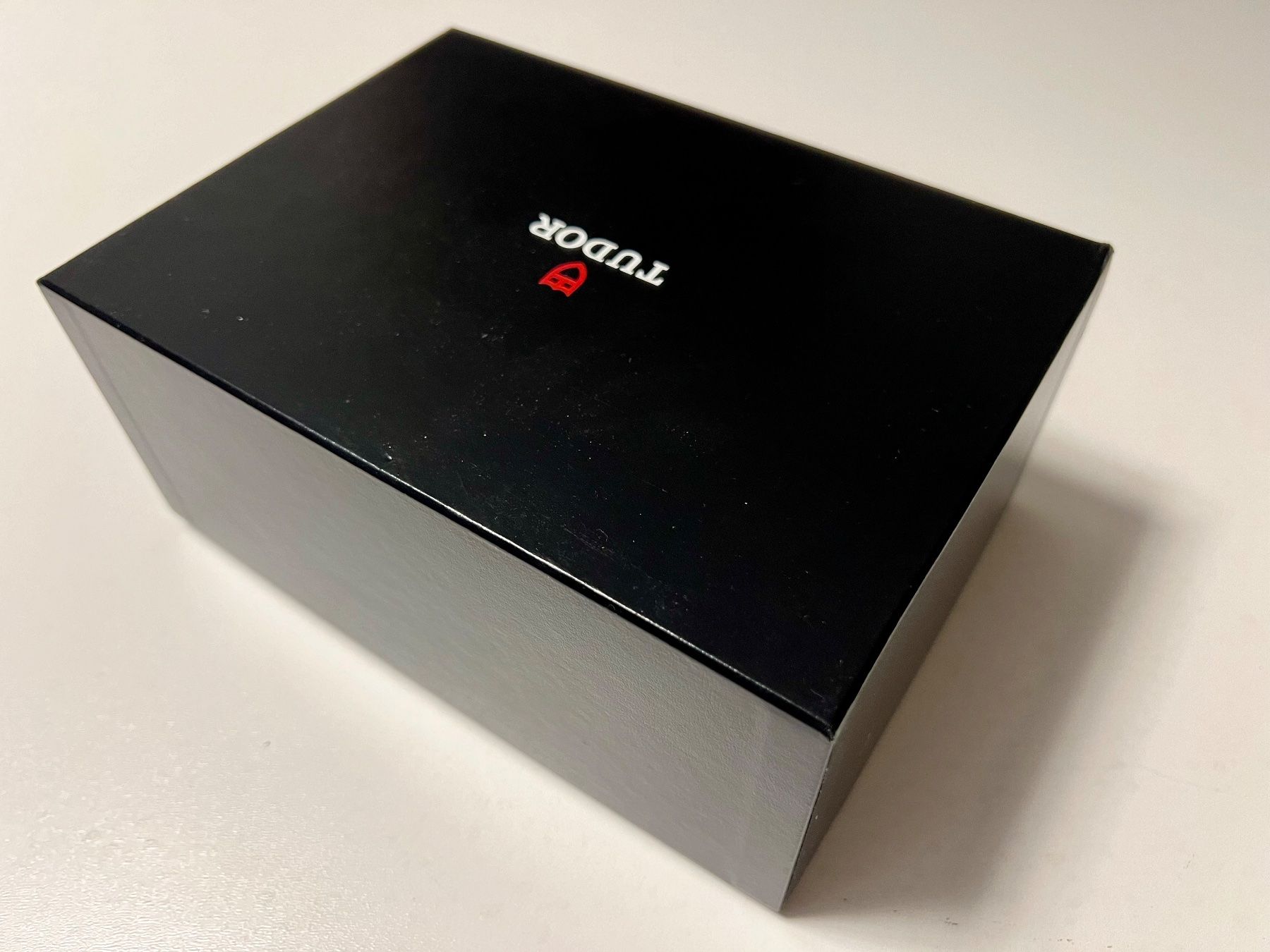 Tudor Uhren: TUDOR original black outerbox for watchbox – Gebraucht aus Mont-sur-Lausanne von vmi_ym5l 5