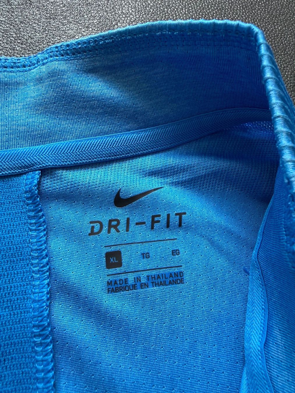 Nike Biancheria intima: Nike Dri-FIT Top XL mid-layer – Nuovo (secondo la descrizione) da Horgen venduto da thesilverarrow 1