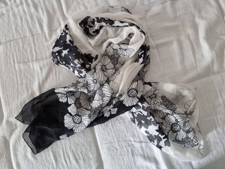 Foulard weiss mit schwarzem Blumenmuster 134 cm x 134 cm