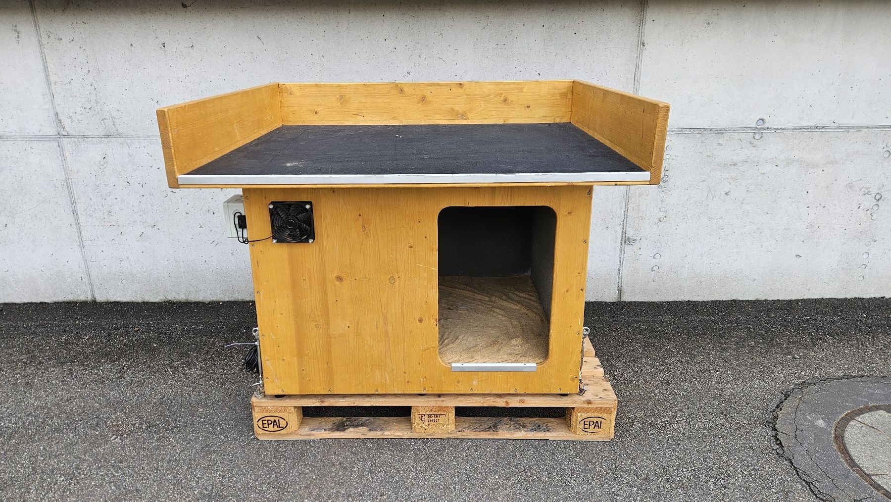 Liege- & Schlafplätze: Hundebox für Kleinbus – Gebraucht aus Buchs AG von thebull01
