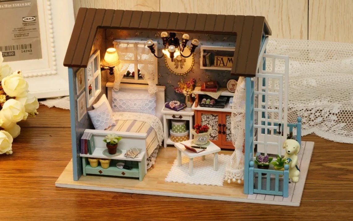 Puppenhäuser & -möbel: Miniature Puppen Haus Mit LED-Licht – Neu und originalverpackt aus Amriswil von Ravinvida 1