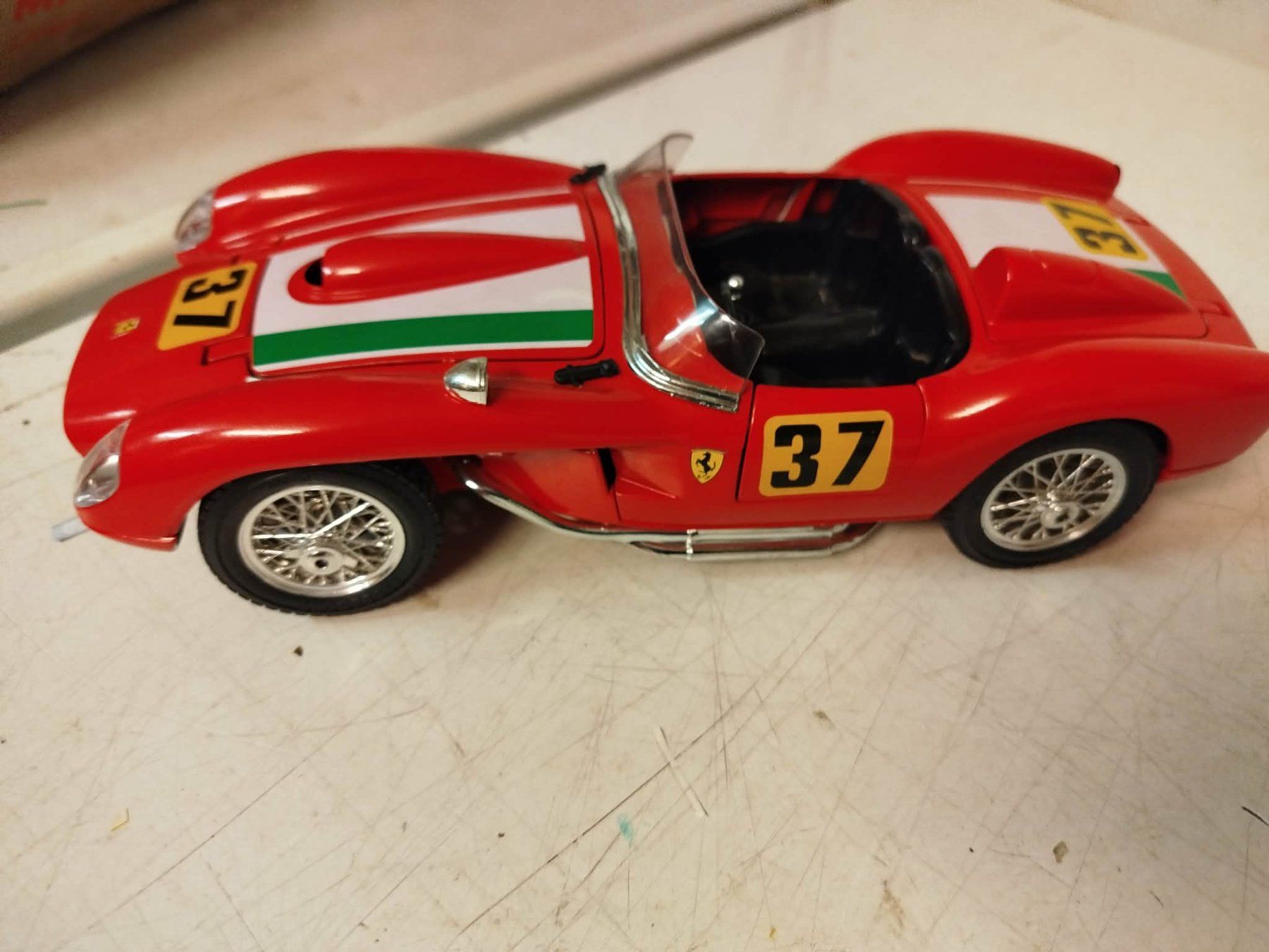 Bburago Modellini d'auto: Burago Ferrari 250 Testa Rossa 1/18 – Usato da La Chaux-de-Fonds venduto da Emmaus2300CDF 5