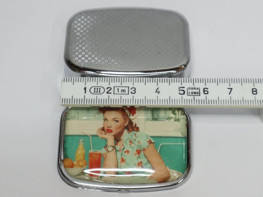 Sonstige Kosmetik & Pflege: Metall Pillendose Pin-Up – Neu (gemäss Beschreibung) aus Eschenbach SG von Astalavista 3