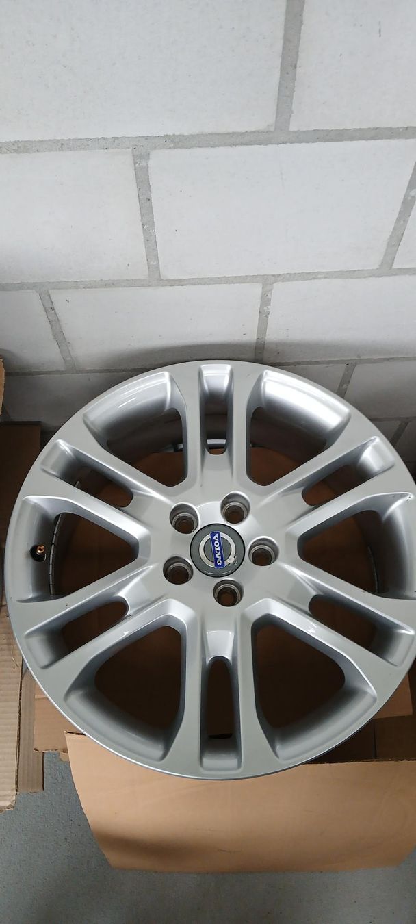 Volvo Cerchioni: Volvo Original Felgen – Usato da Merligen venduto da SwissMini27