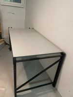 Tisch mit Metallgestell