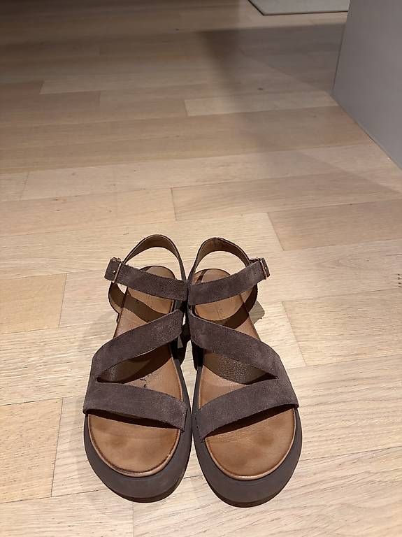 Damenschuhe: Schöne fast ungetragene Wildleder-Sandalen Gr.40 – Gebraucht aus Dübendorf von sop_yl9x