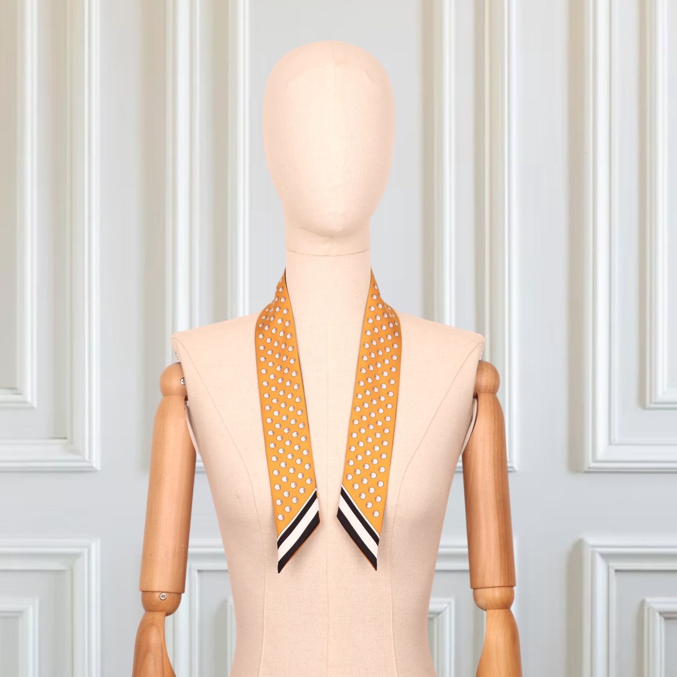 Hermès Foulard & Sciarpe: Hermès Twilly "Grand Tralala" Miel/noir – Usato da Binningen venduto da Designerlabels 3