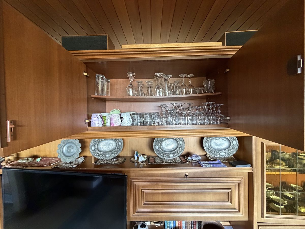 Cassettiere: Grosses Antikes Sideboard – Usato da Zürich venduto da annamontana 3