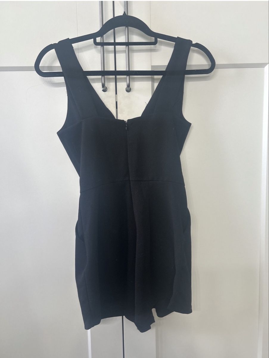 Tute: Black V-neck romper – Nuovo (secondo la descrizione) da Winterthur venduto da sel_g95h 1
