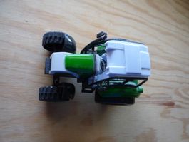 Traktor grün Kunststoff, Länge: 13 cm., Höhe: 9 cm.