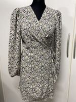 Sommerliche Wickelkleid mit Blumenmuster – Top Zustand!